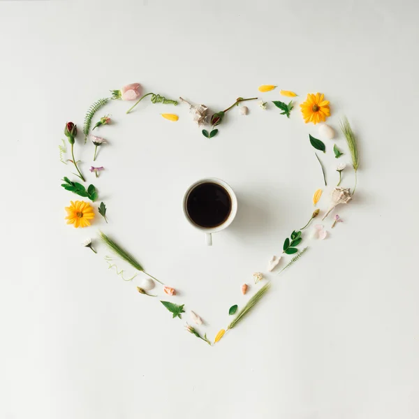 Serce symbol z kwiatów — Zdjęcie stockowe