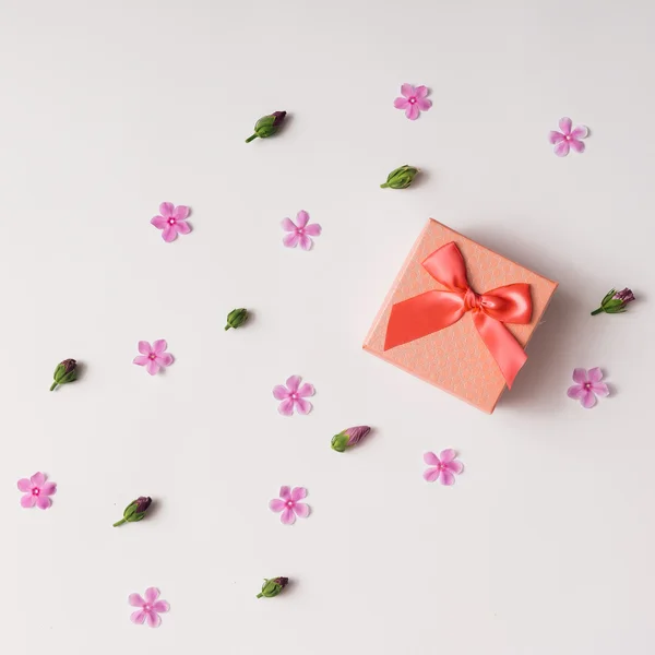 Caja de regalo con patrón de flores —  Fotos de Stock