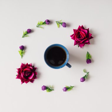 Çiçekli Çerçeve içinde kahve fincanı