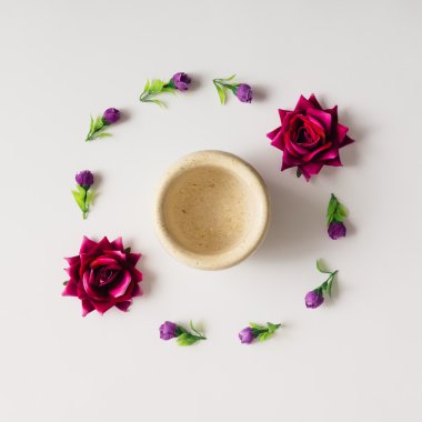 Çiçekli Çerçeve içinde kahve fincanı