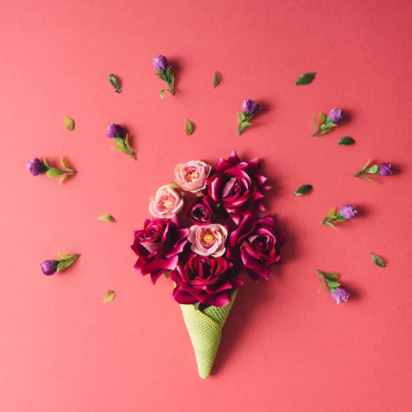 Rosas en cono de helado —  Fotos de Stock