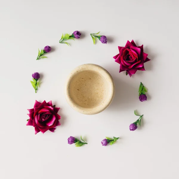 Tasse de café dans le cadre de fleurs — Photo