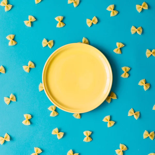 Patroon gemaakt van pasta met gele plaat — Stockfoto