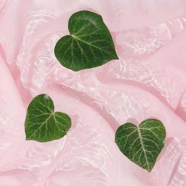 Foglie Forma Cuore Acqua Con Tessuto Seta Rosa Minimal Creativo — Foto Stock