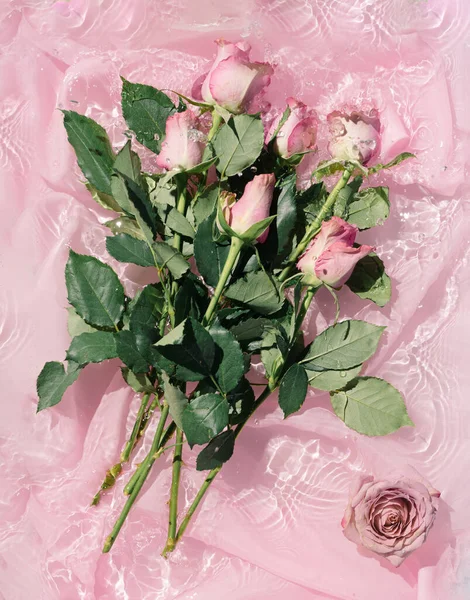 Bouquet Fleurs Rose Dans Eau Avec Tissu Soie Saint Valentin — Photo