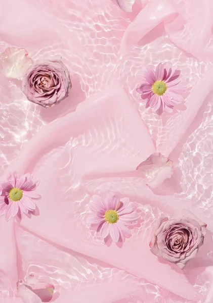 Różowe Kwiaty Wodzie Jedwabną Tkaniną Walentynki Kobieta Dzień Projektowania Tła — Zdjęcie stockowe