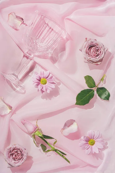 Fleurs Roses Verre Champagne Dans Eau Avec Fond Tissu Soie — Photo