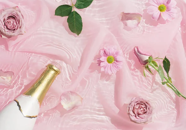 Flores Cor Rosa Garrafa Champanhe Água Com Fundo Tecido Seda — Fotografia de Stock