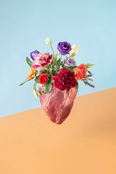 Flores Primavera Que Florecen Corazón Concepto Amor Mínimo Naturaleza Idea —  Fotos de Stock
