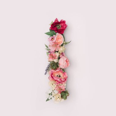 Gerçek doğal çiçek ve yapraklardan yaptığım mektup. Flower font konsepti. Eşsiz harf ve sayı koleksiyonu. Bahar, yaz ve sevgililer günü yaratıcı fikri.