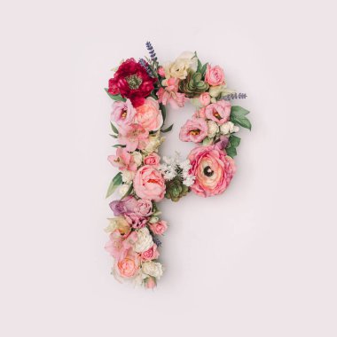 P harfi doğal çiçek ve yapraklardan oluşmuş. Flower font konsepti. Eşsiz harf ve sayı koleksiyonu. Bahar, yaz ve sevgililer günü yaratıcı fikri.