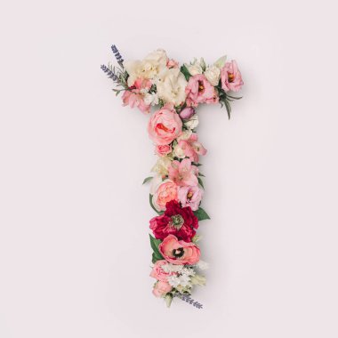 Gerçek doğal çiçek ve yapraklardan yapılmış T harfi. Flower font konsepti. Eşsiz harf ve sayı koleksiyonu. Bahar, yaz ve sevgililer günü yaratıcı fikri.