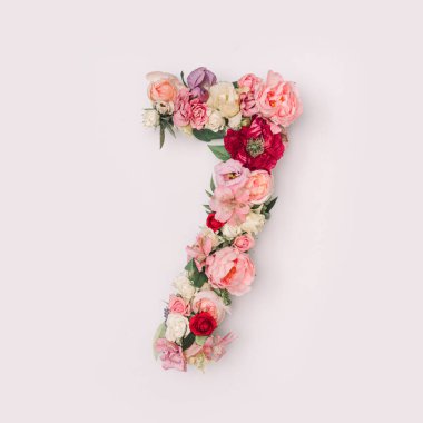 7 numara gerçek doğal çiçek ve yapraklardan yapılmıştır. Flower font konsepti. Eşsiz harf ve sayı koleksiyonu. Bahar, yaz ve sevgililer günü yaratıcı fikri.