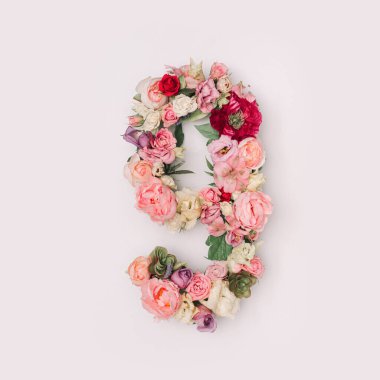 9 numara gerçek doğal çiçek ve yapraklardan yapılmıştır. Flower font konsepti. Eşsiz harf ve sayı koleksiyonu. Bahar, yaz ve sevgililer günü yaratıcı fikri.
