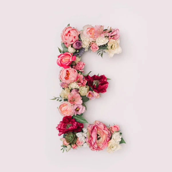 Brief Gemaakt Van Echte Natuurlijke Bloemen Bladeren Bloemenlettertype Concept Unieke — Stockfoto