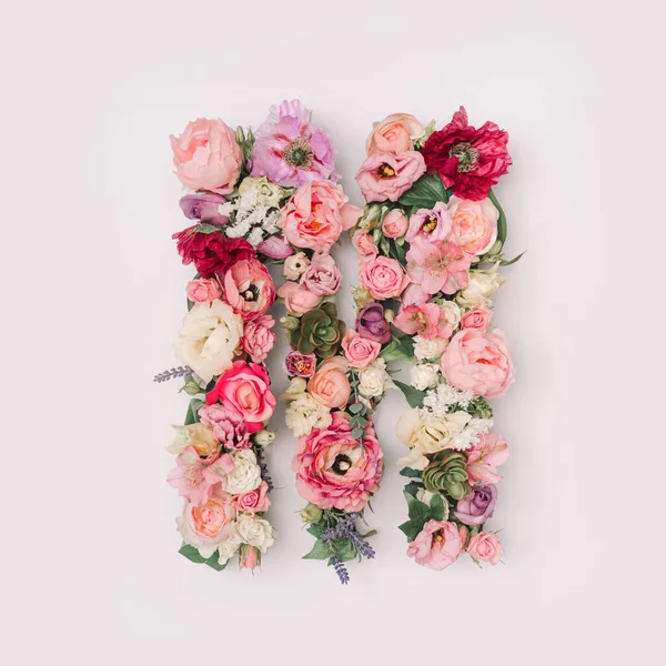 M harfi gerçek doğal çiçek ve yapraklardan yapılmıştır. Flower font konsepti. Eşsiz harf ve sayı koleksiyonu. Bahar, yaz ve sevgililer günü yaratıcı fikri.