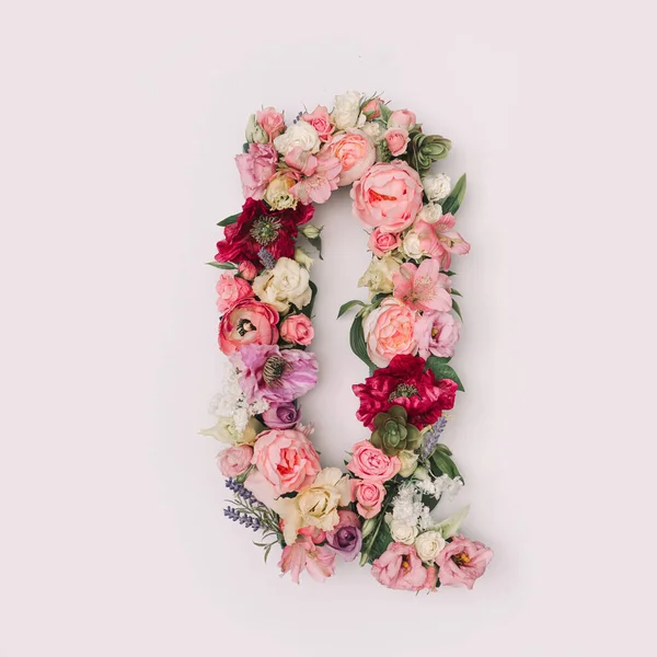 Q harfi gerçek doğal çiçek ve yapraklardan yapılmıştır. Flower font konsepti. Eşsiz harf ve sayı koleksiyonu. Bahar, yaz ve sevgililer günü yaratıcı fikri.