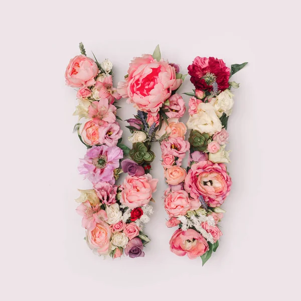 W harfi gerçek doğal çiçek ve yapraklardan yapılmıştır. Flower font konsepti. Eşsiz harf ve sayı koleksiyonu. Bahar, yaz ve sevgililer günü yaratıcı fikri.