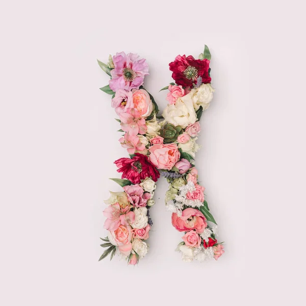 Levél Készült Igazi Természetes Virágok Levelek Virág Betűtípus Koncepció Egyedülálló — Stock Fotó