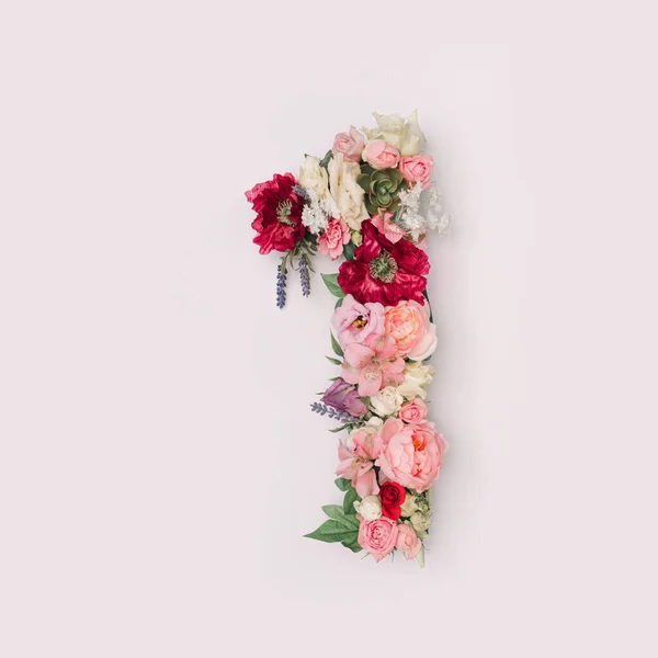 本物の天然の花や葉で作られた第1位 フラワーフォントのコンセプト 文字や数字のユニークなコレクション バレンタインの創造的なアイデア — ストック写真