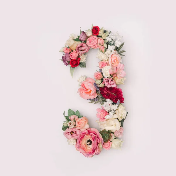 本物の天然の花や葉で作られた第3位 フラワーフォントのコンセプト 文字や数字のユニークなコレクション バレンタインの創造的なアイデア — ストック写真