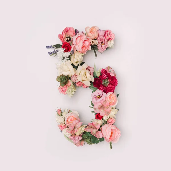 Nummer Gemaakt Van Echte Natuurlijke Bloemen Bladeren Bloemenlettertype Concept Unieke — Stockfoto