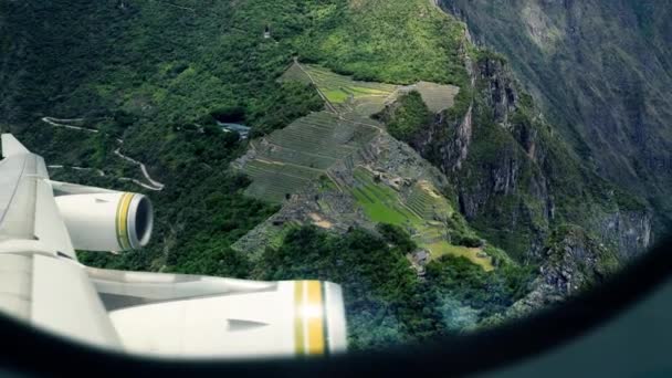 Machu Picchu - Vista dalla finestra dell'aereo — Video Stock