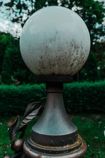 Bahçedeki eski fener