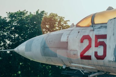 Gün batımında uçağın burnu