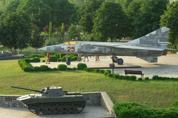 博物馆里的飞机和坦克 — 图库照片