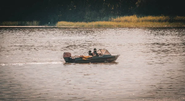 Βάρκα Στο Νερό — Φωτογραφία Αρχείου