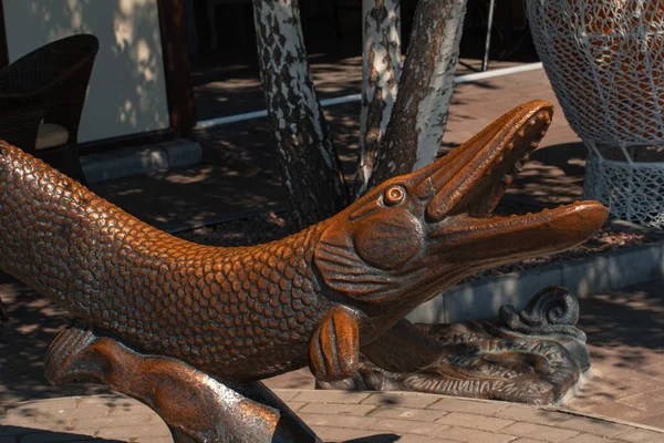 Parktaki timsah heykeli