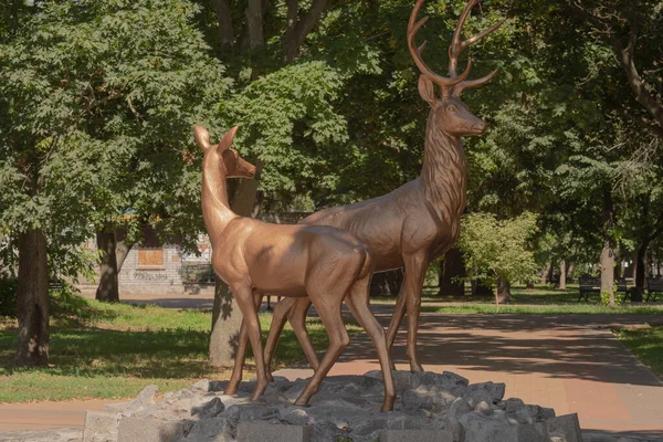 Parkta geyik heykeli
