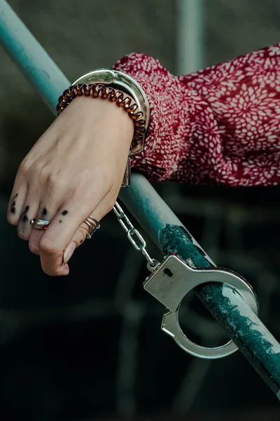 Bir El Kelepçelendi 