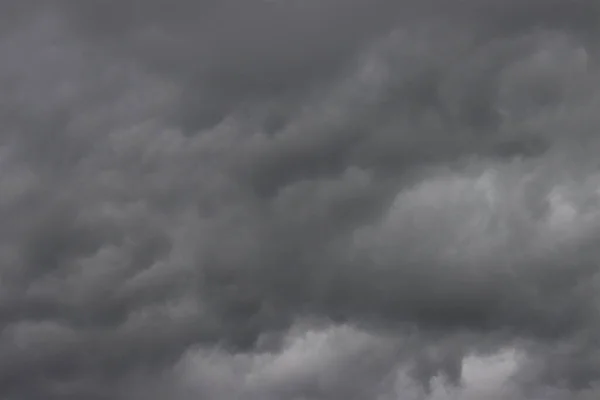 曇りが多い 嵐の前の空の雲 — ストック写真