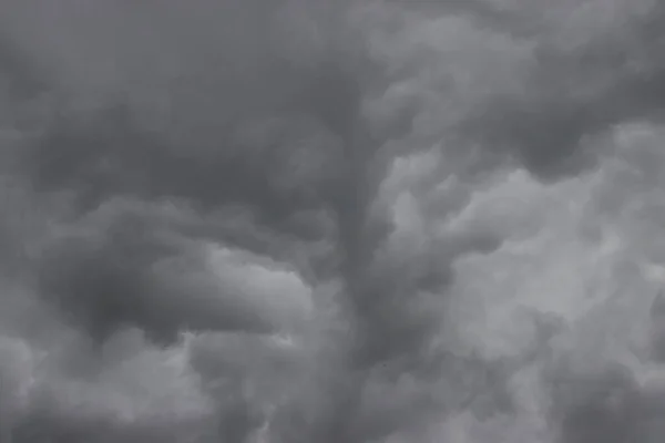 曇りが多い 嵐の前の空の雲 — ストック写真