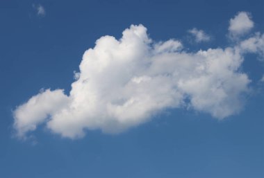 Yaz, mavi gökyüzünde hafif bulutlar. 