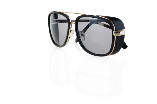 Черные солнечные очки на белом — стоковое фото