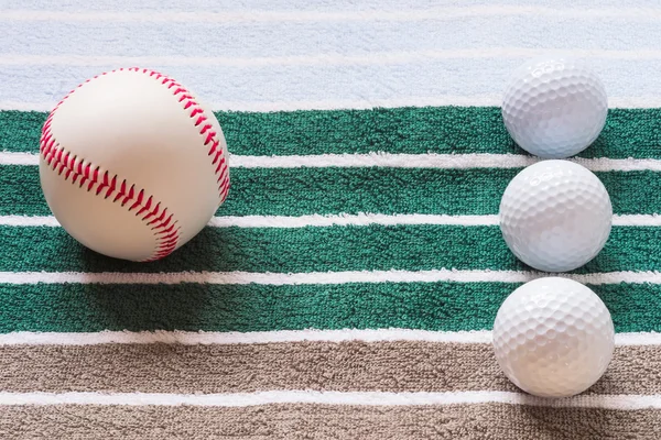 줄무늬 배경 골프 및 야구에 공 — 스톡 사진