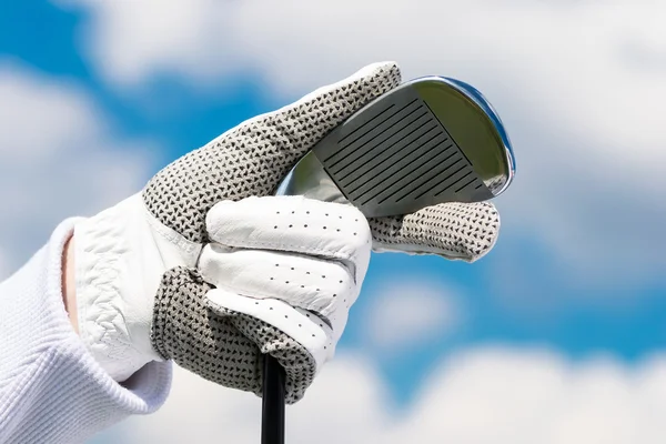 Gegen den Himmel eine Hand Golf — Stockfoto