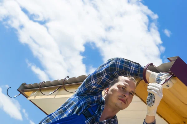 Trabajador reparando el techo del cielo — Foto de Stock