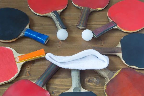テーブル テニスの古いラケットで笑顔します。 — ストック写真