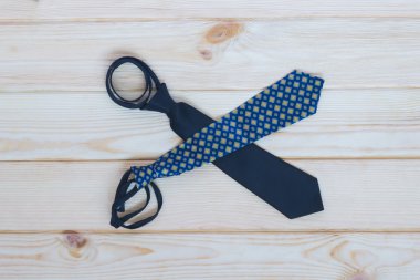 bir makas gibi masaya iki bağları