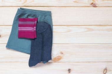 set iç çamaşırı çorap mendil masada