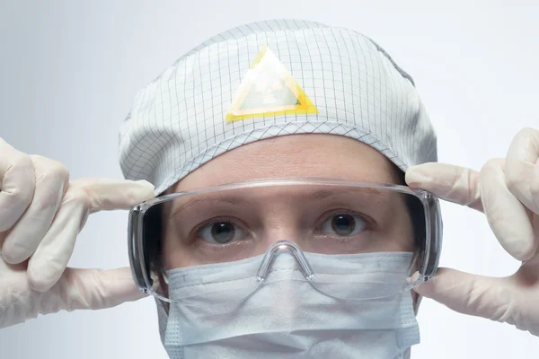 Forskare att sätta på skyddsglasögon — Stockfoto