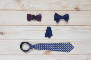 gülümseme ahşap tahta üzerinde yalan giysi