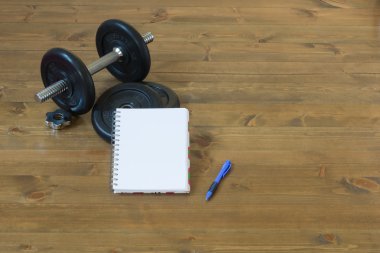 bir defter ve kalem sonuçlar için halterle