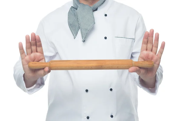 Koch hält Nudelholz in der Hand — Stockfoto