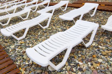 Karadeniz üzerinde boş şezlong bir sürü