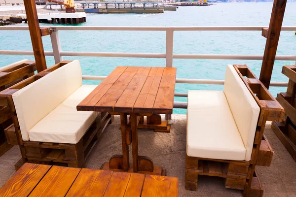 Vrije tafel op het strand in een café — Stockfoto